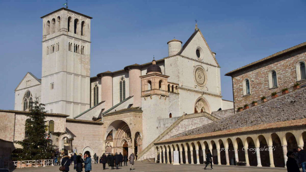 Assisi-viaggio-organizzato-loreto-cammini-via-lauretana-1024x576